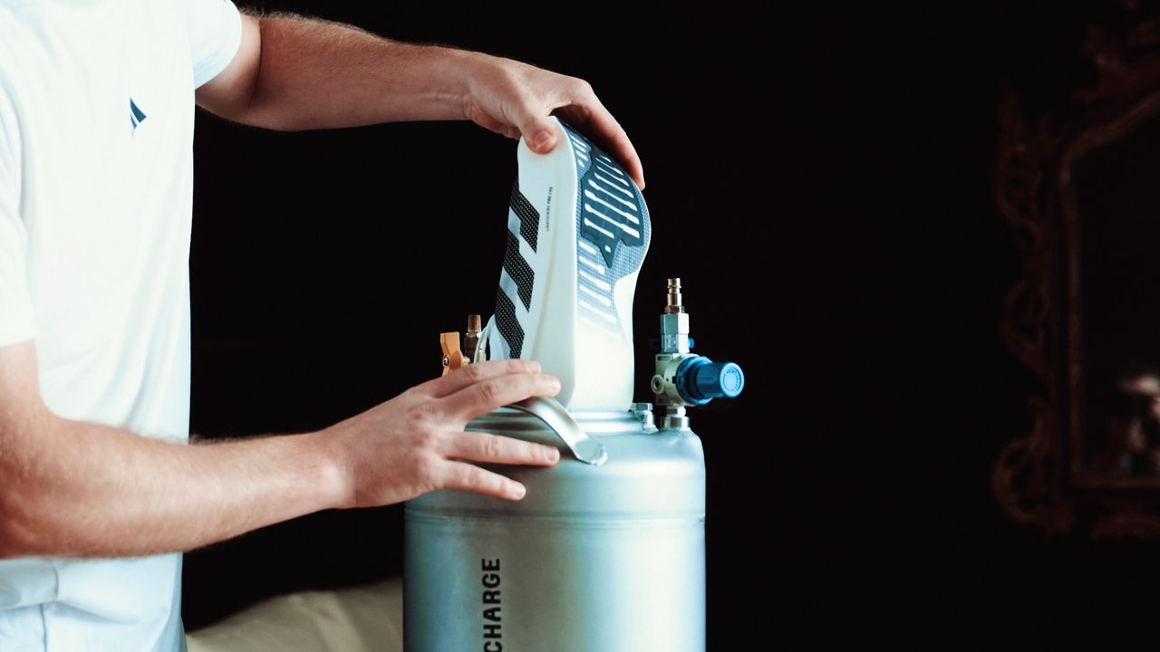 تجربه اولین تست کفش جدید و عجیب آدیداس توسط خبرنگار