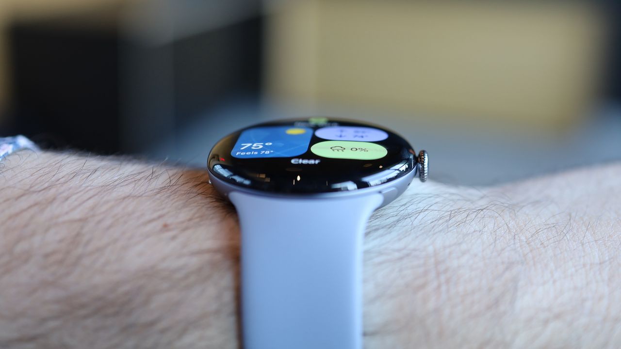 بررسی پیکسل واچ 4 و مقایسه با اپل واچ از نظر عملکرد