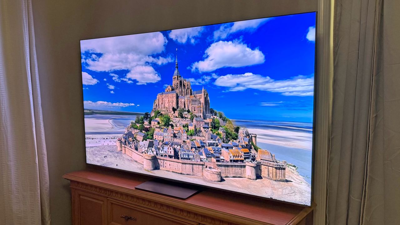 بررسی تخصصی تلویزیون TCL QM8L با کیفیت تصویر خیره‌کننده